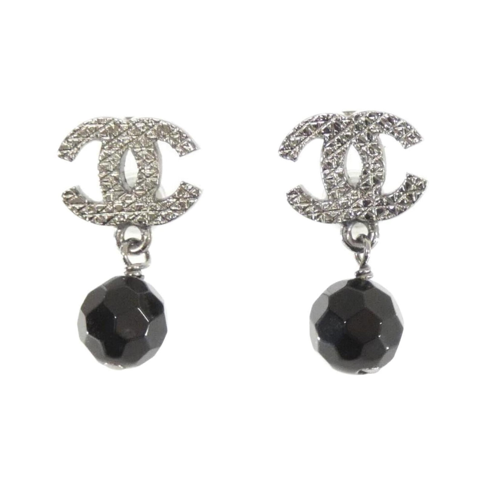 Earrings Chanel Drop: Earrings Chanel Drop Add a touch of timeless elegance to your outfit with these pre-owned Chanel drop earrings, boasting sleek black and silver hues that exude sophistication. With their classic desig