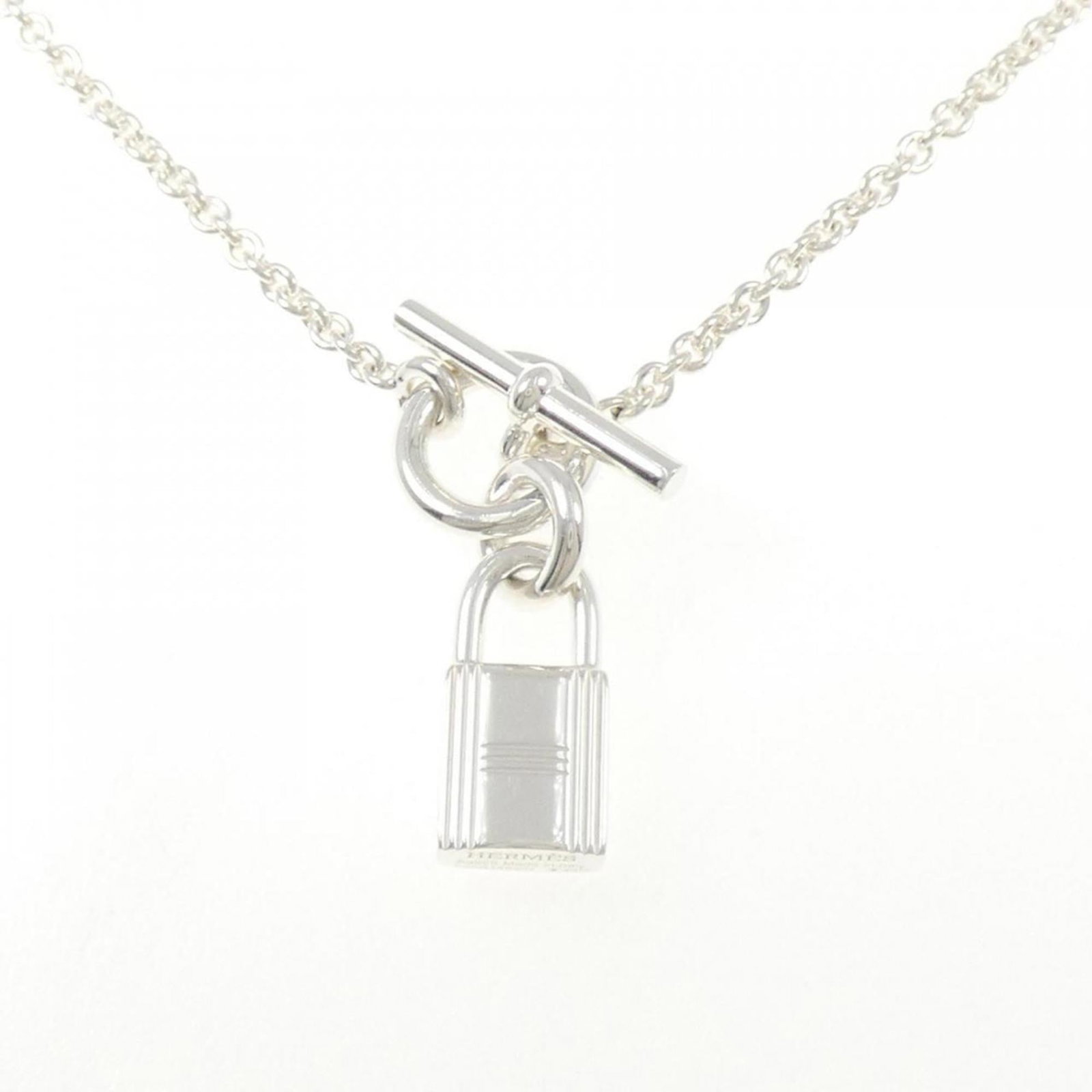 Necklace Hermes Amulette Cadena: Necklace Hermes Amulette Cadena The iconic Hermes Amulette Cadena necklace is a timeless treasure, boasting a sleek silver 925 chain and a striking pendant that adds a touch of elegance to any outfit.