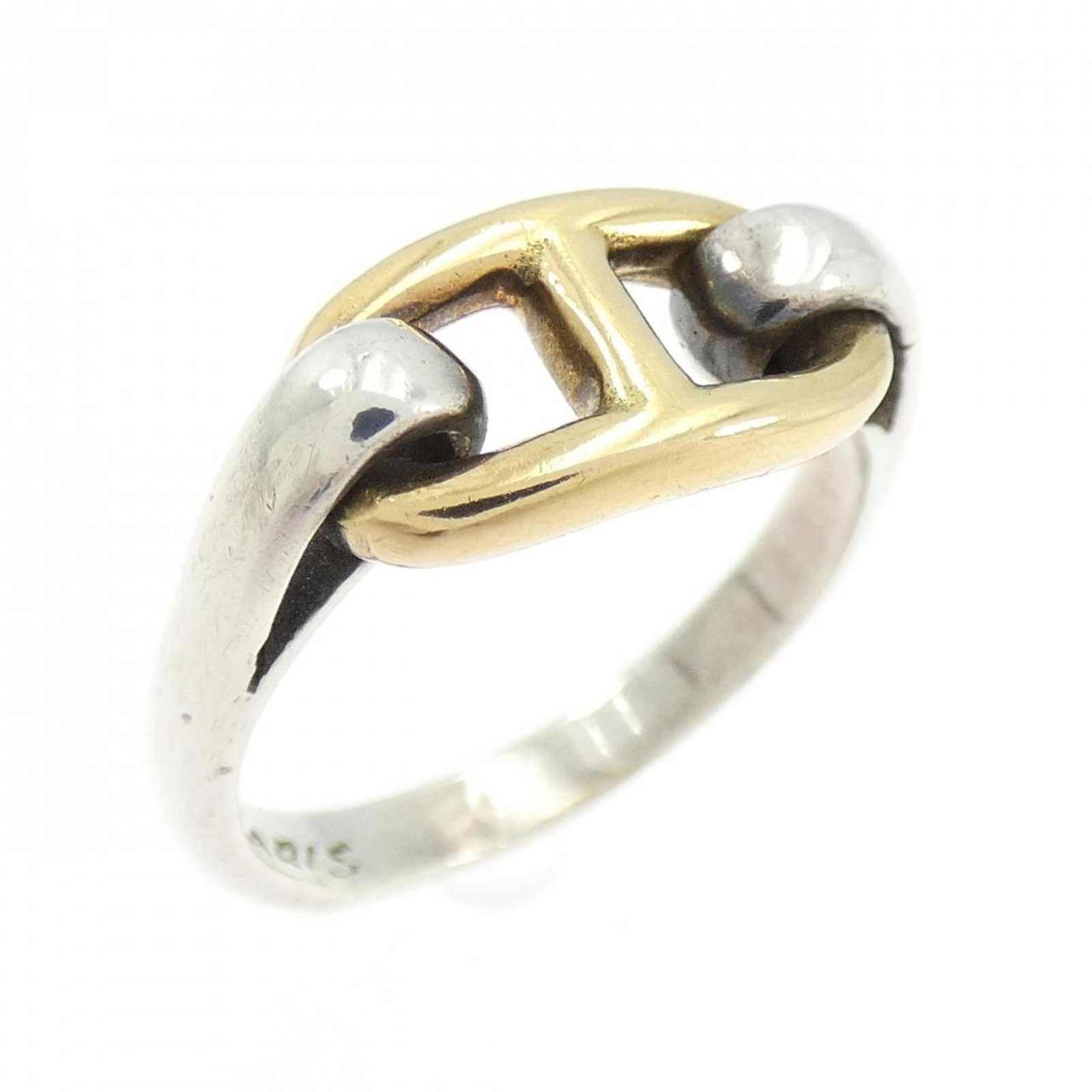 Ring Hermes Band: Ring Hermes Band A pre-owned Hermes band ring, weighing in at just 3.3g, adds a touch of effortless elegance to any outfit. With its classic design and high-quality materials, this timeless piece is s