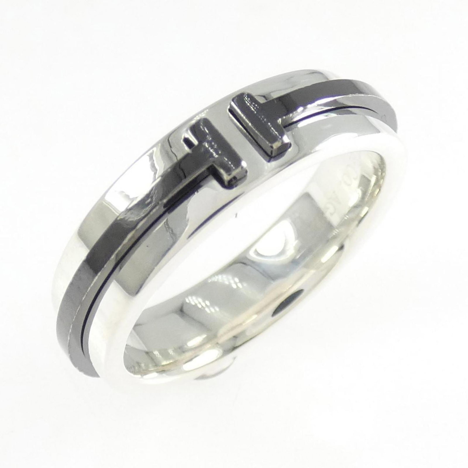 Titanium - Tiffany Band Ring Silver 925: Titanium - Tiffany Band Ring Silver 925 A stunning Tiffany band ring, crafted from durable silver 925 and titanium for added strength, boasts a sleek 5.2mm width that adds a touch of sophistication to