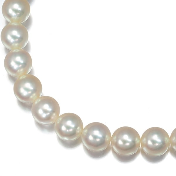 Akoya Pearl Mikimoto 14k White Gold Necklace 6.5-6.8mm: Akoya Pearl Mikimoto 14k White Gold Necklace 6.5-6.8mm Elegant and timeless, this 14k white gold necklace showcases a stunning Akoya pearl with a lustrous sheen, measuring 6.5-6.8mm in diameter. Craft