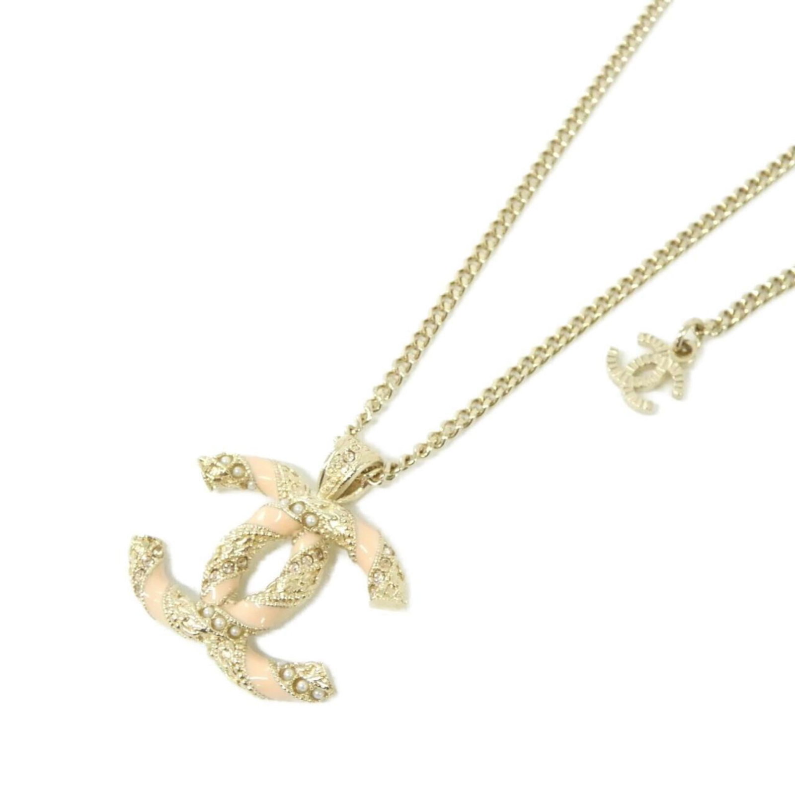 necklace Chanel: necklace Chanel A stunning Chanel necklace in pink, adorned with intricate details, adds a touch of timeless elegance to any outfit. With its 25mm x 25mm pendant and adjustable neck circumference (42.