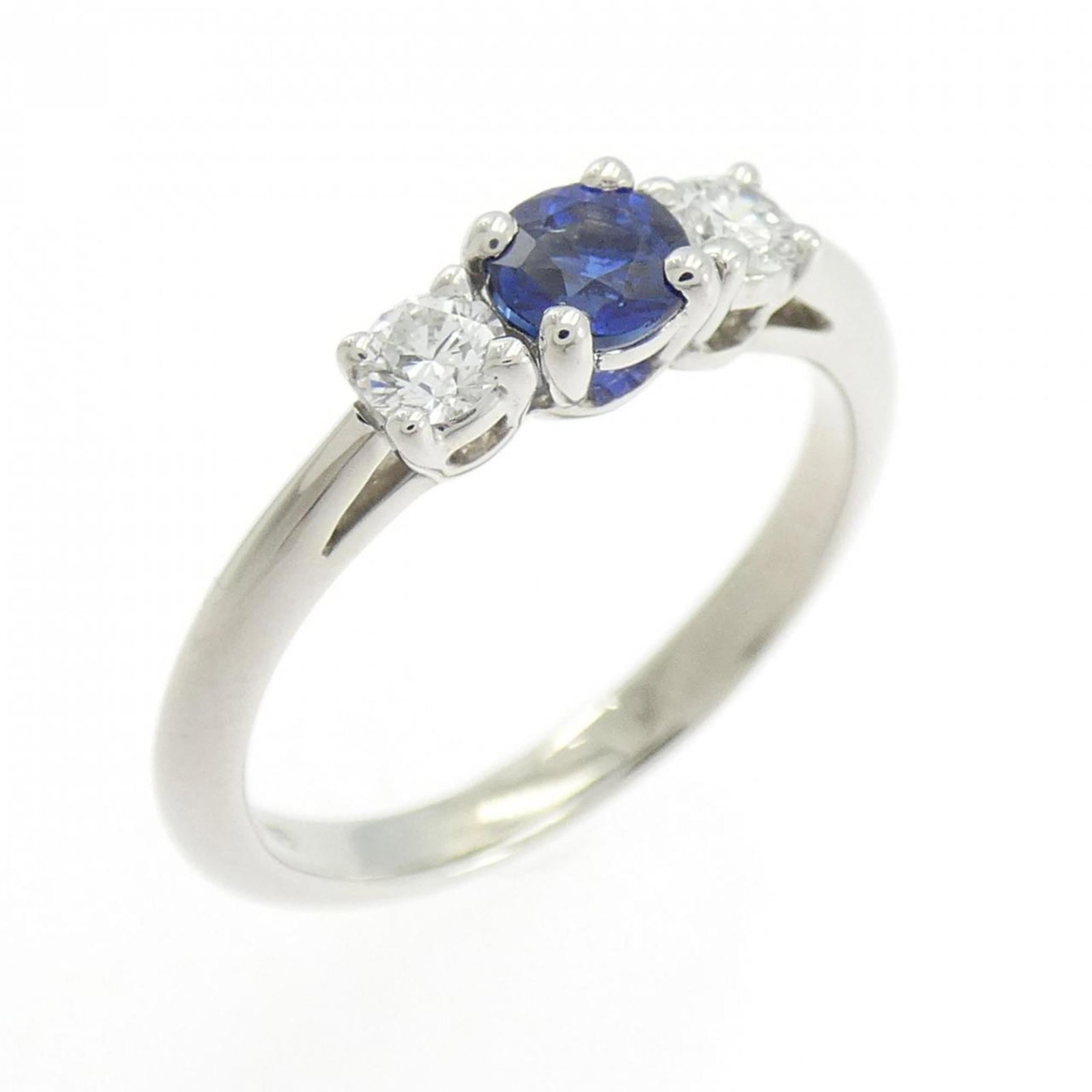 950 Tiffany Band Ring Platinum: 950 Tiffany Band Ring Platinum A stunning 950 platinum band ring from Tiffany, adorned with a beautiful diamond and sapphire combination, makes for a timeless and elegant accessory. With its classic d