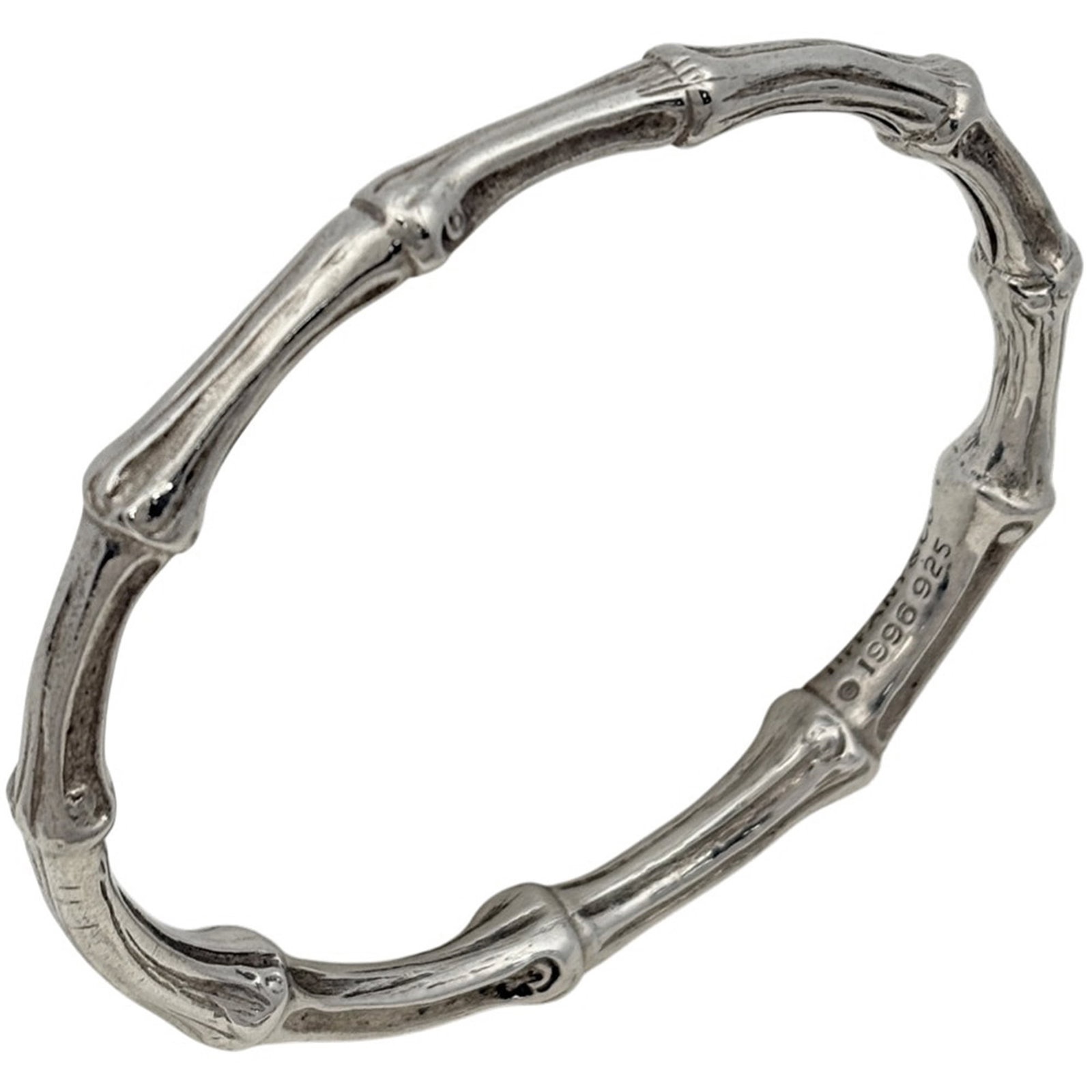 925 Tiffany Bangle Silver: 925 Tiffany Bangle Silver A stunning 925 Tiffany silver bangle, perfect for adding a touch of elegance to any outfit. With its classic design and durable sterling silver construction, this timeless pi