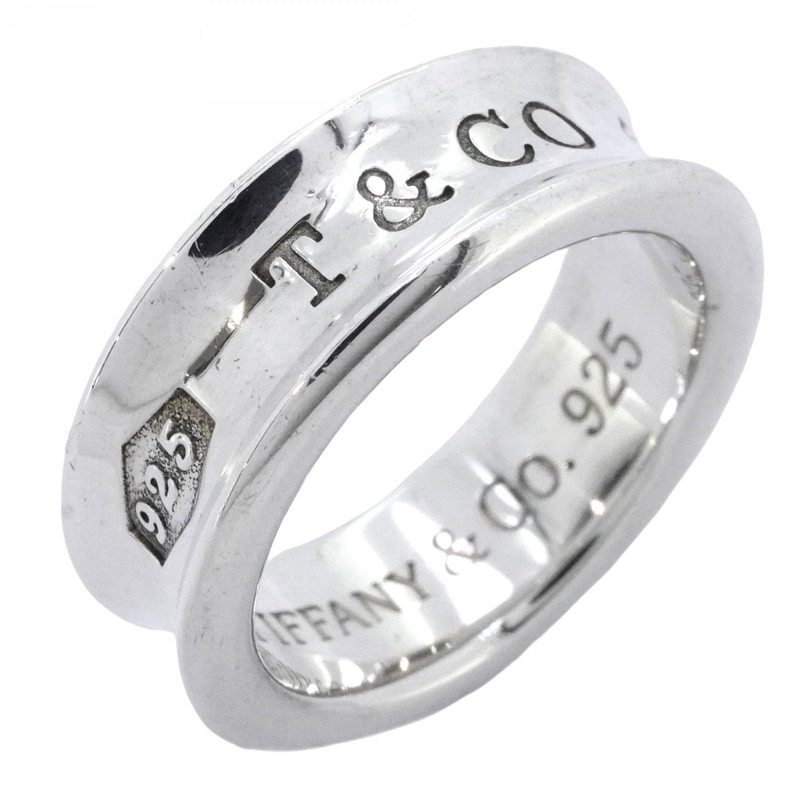 925 Tiffany Band Ring Silver: 925 Tiffany Band Ring Silver A stunning 925 Tiffany band ring in silver, perfect for adding a touch of elegance to any outfit. With its classic design and high-quality material, this ring is sure to m