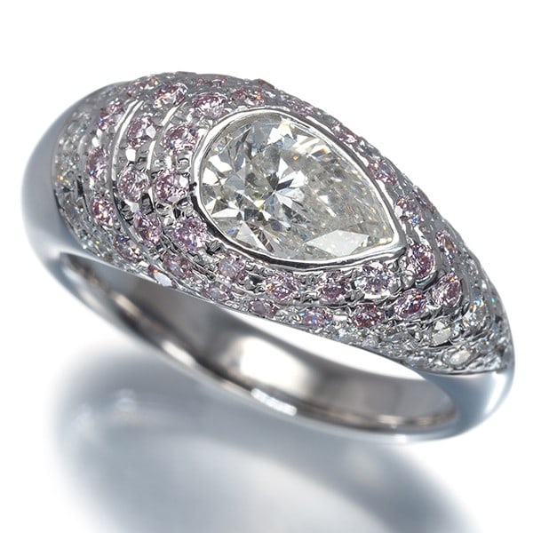 Wg Clear & Pink Diamond 1.053Ct/ 0.655Ct Pear-Shaped Paved Ring 18K: Wg Clear & Pink Diamond 1.053Ct/ 0.655Ct Pear-Shaped Paved Ring 18K Elevate your style with this stunning 18k white gold ring, boasting two exquisite diamonds - a clear 1.053ct pear-shaped stone and a