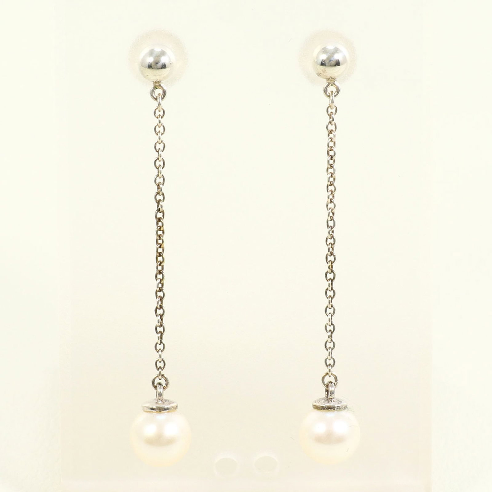 925 Tiffany Drop Earrings Silver: 925 Tiffany Drop Earrings Silver Elevate your everyday style with these stunning 925 Tiffany drop earrings, crafted from high-quality silver that shines with a subtle luster. In near-perfect condition