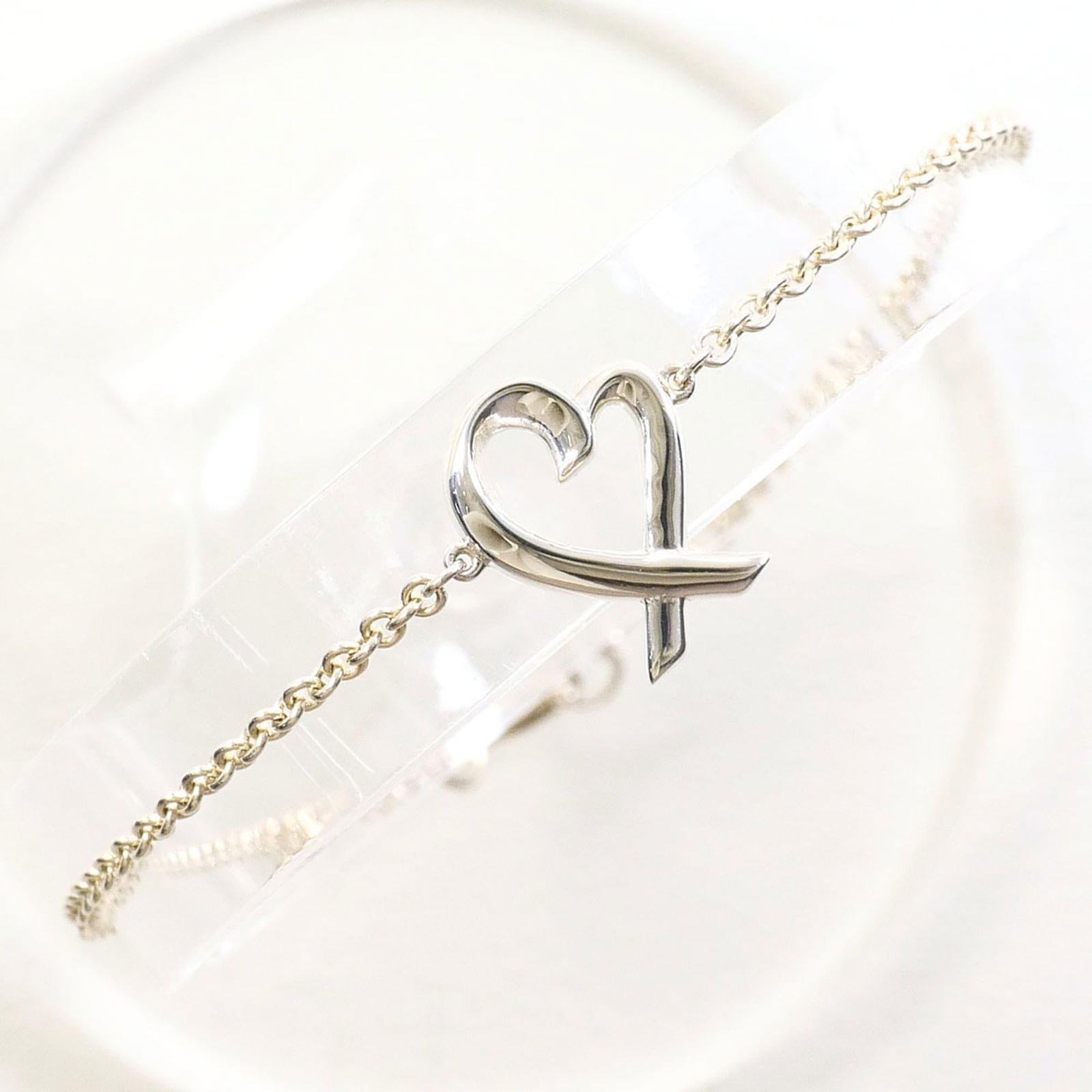 925 Tiffany Charm Bracelet Silver: 925 Tiffany Charm Bracelet Silver A beautiful and elegant 925 Tiffany charm bracelet, crafted from sterling silver, is up for grabs! With its classic design and high-quality materials, this timeless p