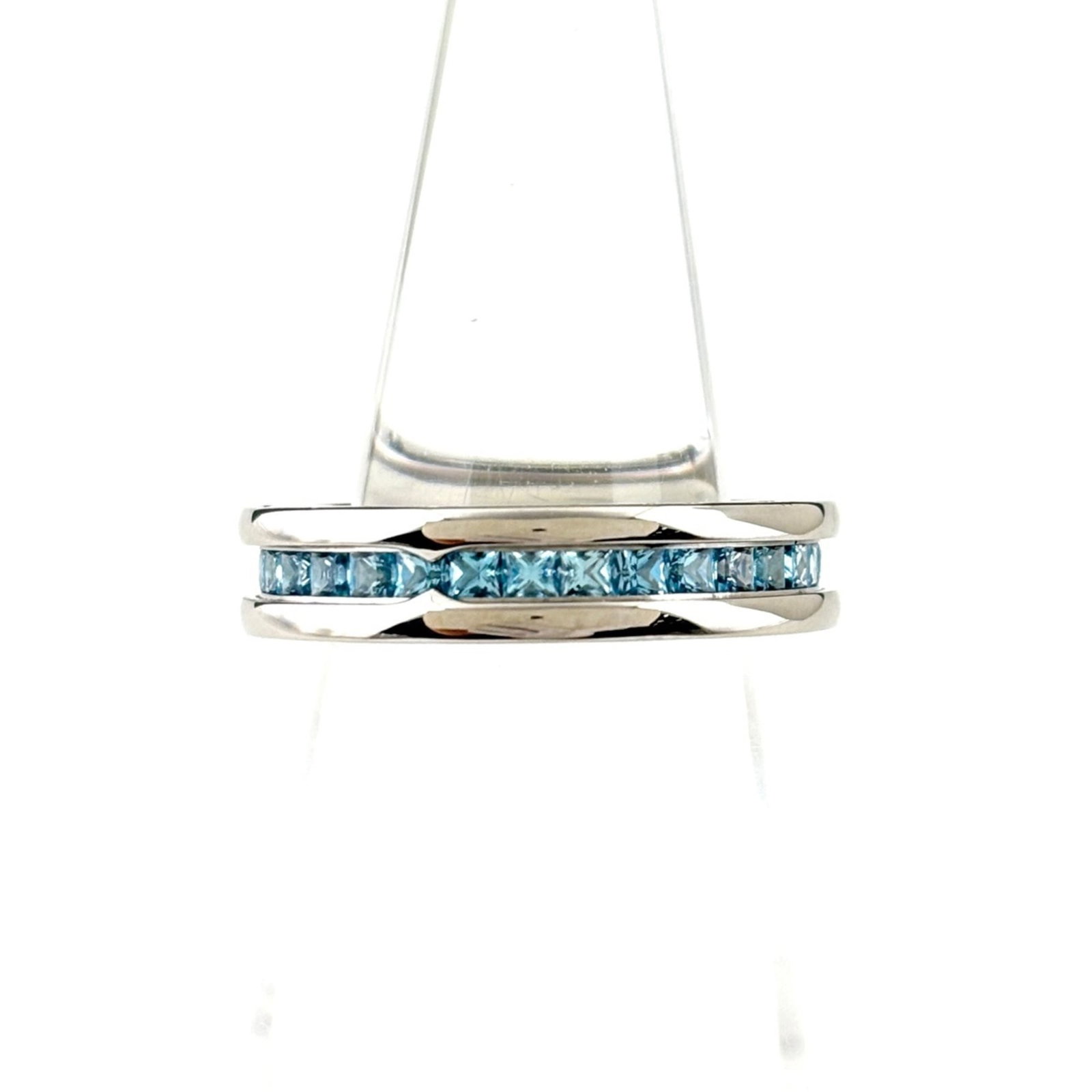 Women's - BVLGARI B-ZERO1 Ring - 1-Band Blue Topaz - 750: Women's - BVLGARI B-ZERO1 Ring - 1-Band Blue Topaz - 750 A stunning BVLGARI B-ZERO1 ring, boasting a sleek 1-band design and a vibrant blue topaz stone that shines bright against its polished metal ba