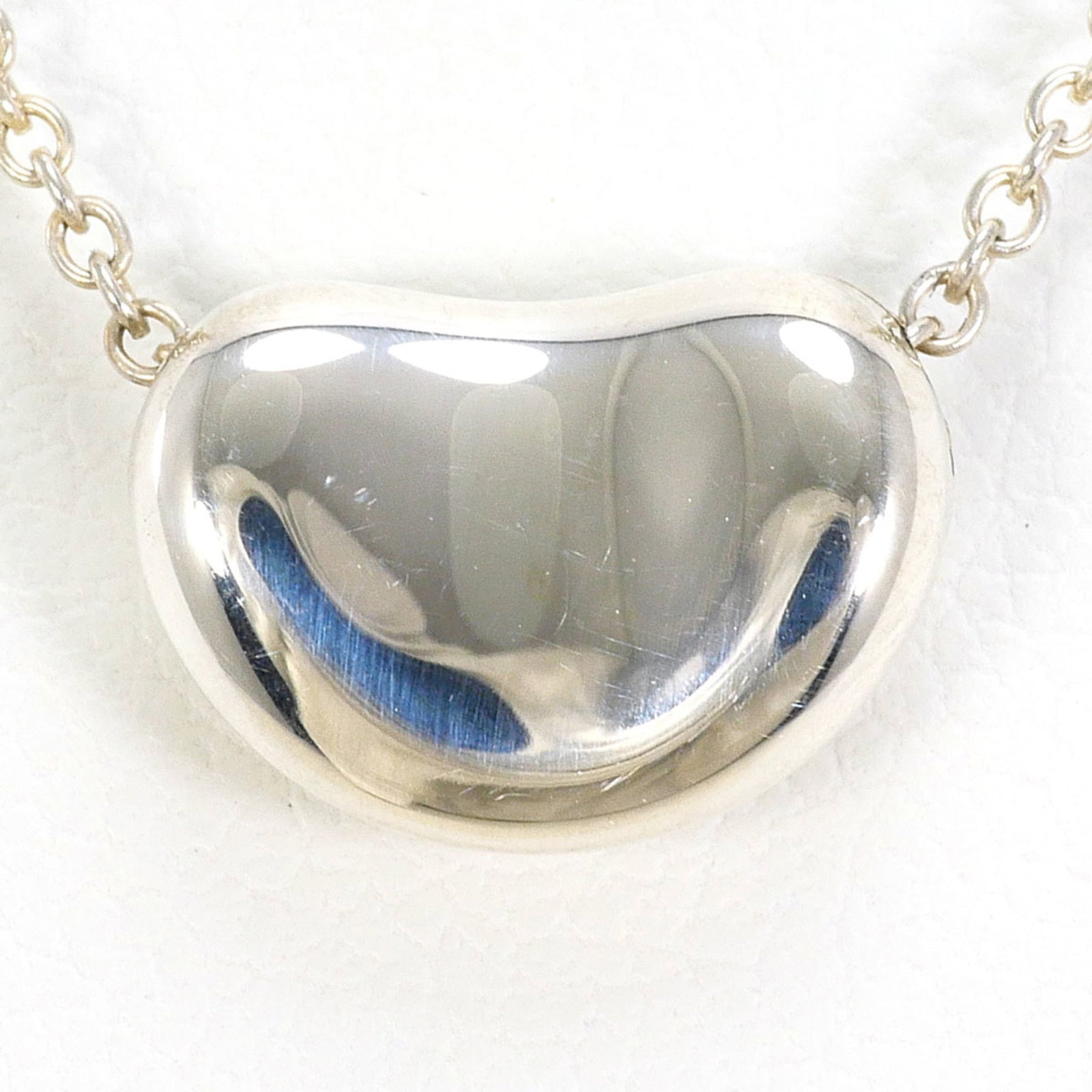 wrapping. Tiffany & Co. Bean Necklace in Sterling Silver (925). Total weight approximately 3.0g.: wrapping. Tiffany & Co. Bean Necklace in Sterling Silver (925). Total weight approximately 3.0g. Free shipping. Like new. gift A stunning Tiffany & Co. Bean Necklace in sterling silver, weighing appro