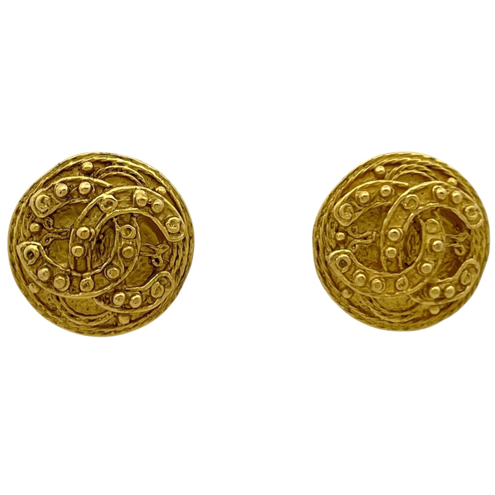 Chanel Clip Earrings in Gold Plating: Chanel Clip Earrings in Gold Plating Elevate your everyday style with these stunning Chanel clip earrings in gold plating, featuring the iconic brand's signature sleek design and luxurious finish. Wit