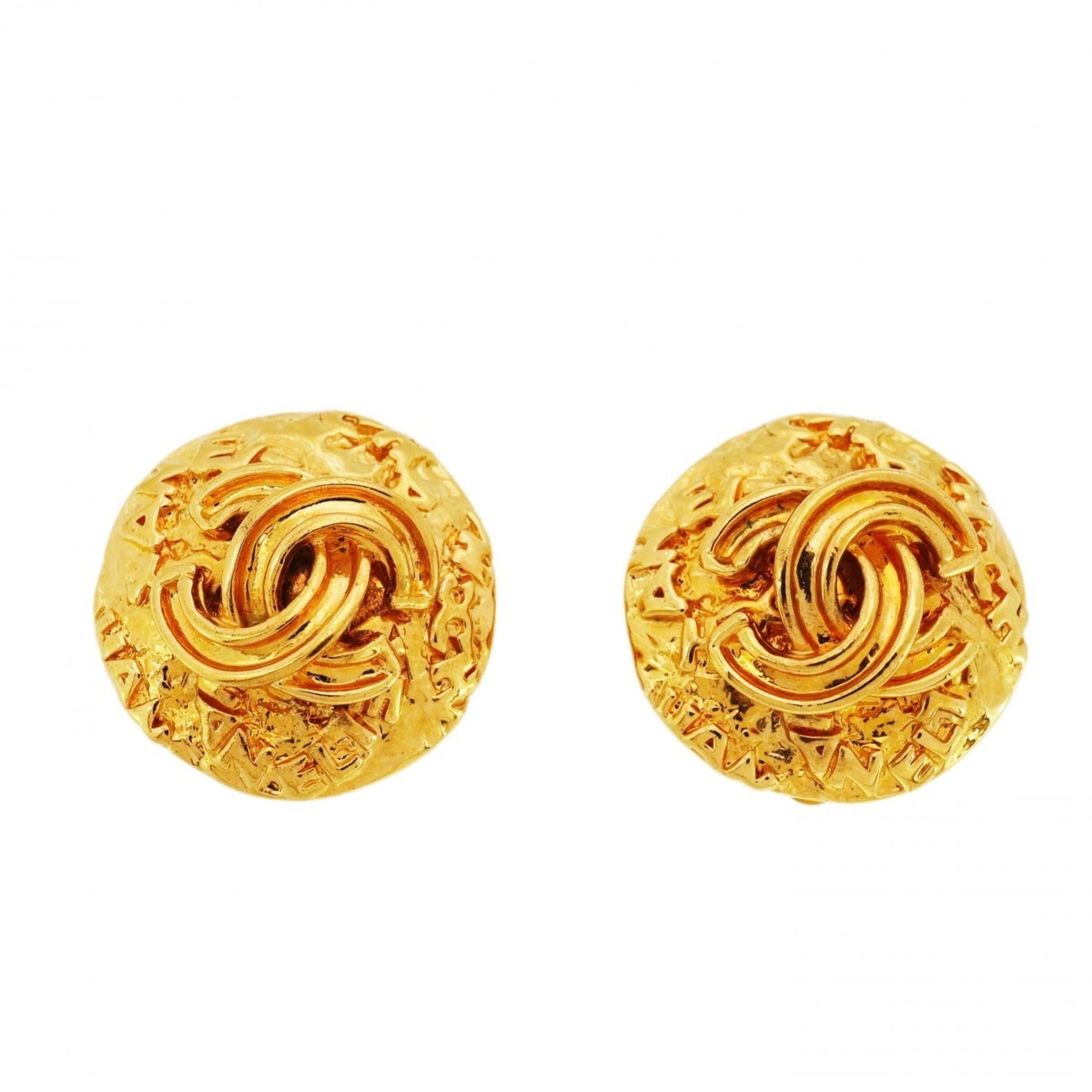 Chanel Clip Earrings in Gold Plating: Chanel Clip Earrings in Gold Plating Elevate your everyday style with these exquisite Chanel clip earrings in gold plating, showcasing the iconic brand's signature luxury and sophistication. With thei