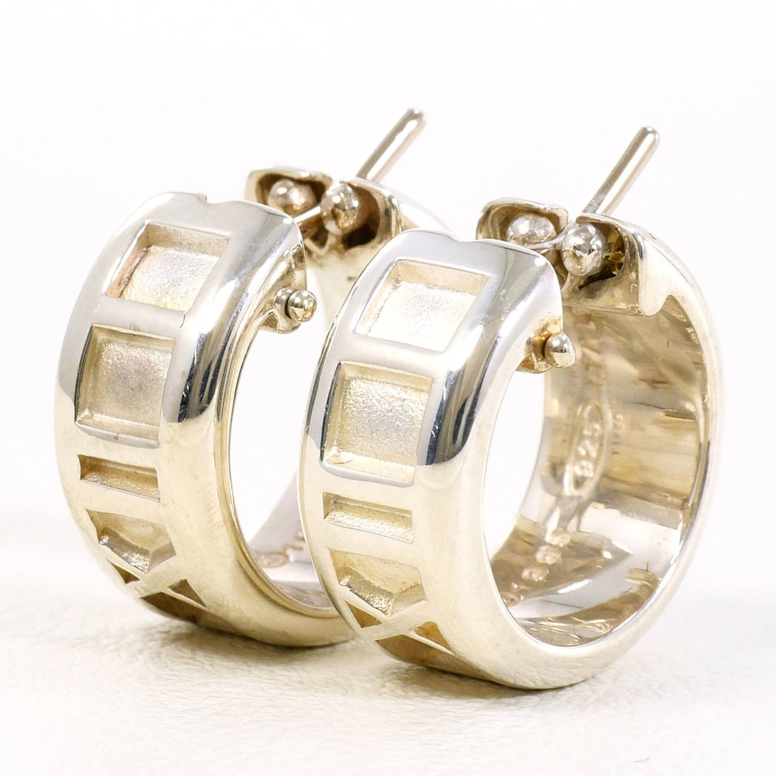 925 Tiffany Hoop Earrings Silver: 925 Tiffany Hoop Earrings Silver Elevate your everyday style with these stunning 925 Tiffany hoop earrings, crafted from high-quality silver that shines with sophistication and elegance. With their cl
