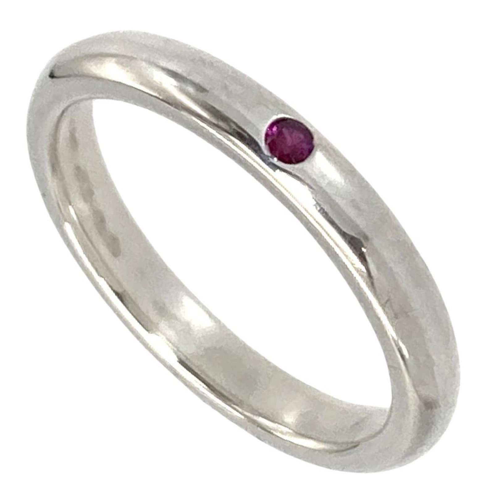925 Tiffany Band Ring Silver: 925 Tiffany Band Ring Silver A stunning 925 Tiffany band ring in silver, adorned with a vibrant ruby stone, adds a touch of elegance to any outfit. With its classic design and high-quality craftsmansh