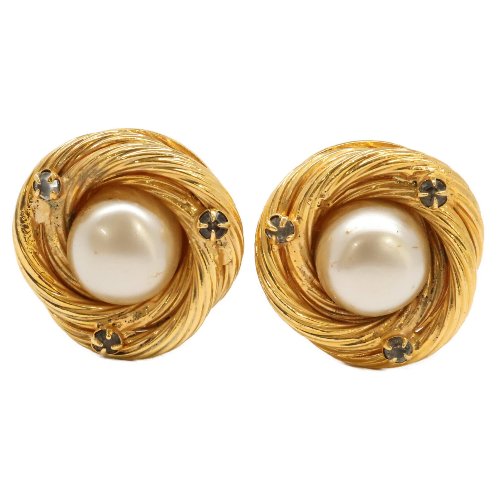 Chanel Clip Earrings in Metal: Chanel Clip Earrings in Metal Elevate your everyday style with these iconic Chanel clip earrings in gold metal, boasting the timeless elegance of the French fashion house. With their sleek 25mm x 25mm