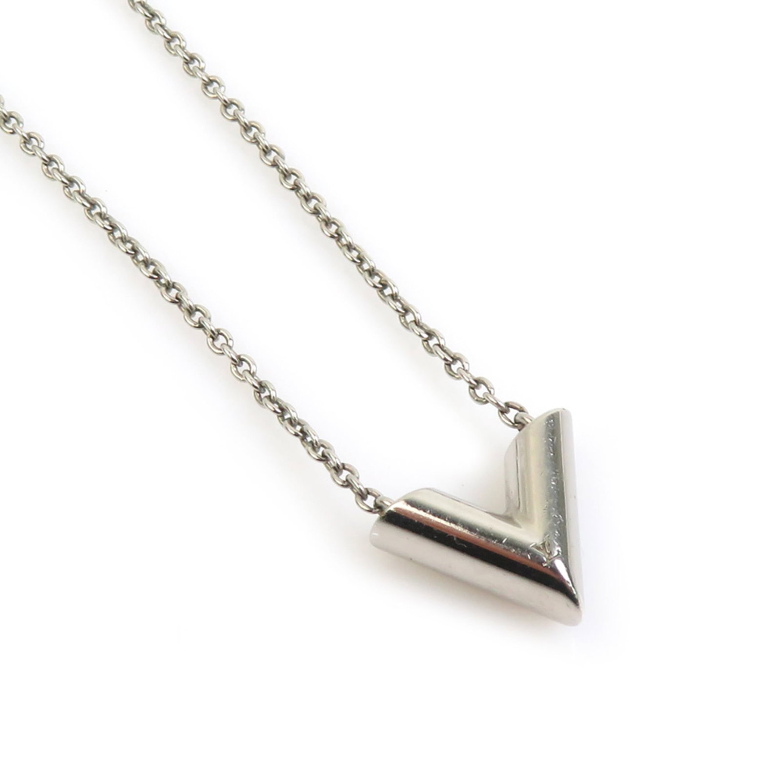 r11063a - Louis Vuitton Essential V Necklace in Silver - Metal - Women's - M63197 - Free Shipping: r11063a - Louis Vuitton Essential V Necklace in Silver - Metal - Women's - M63197 - Free Shipping Elevate your everyday style with the iconic Louis Vuitton Essential V Necklace in silver, featuring a