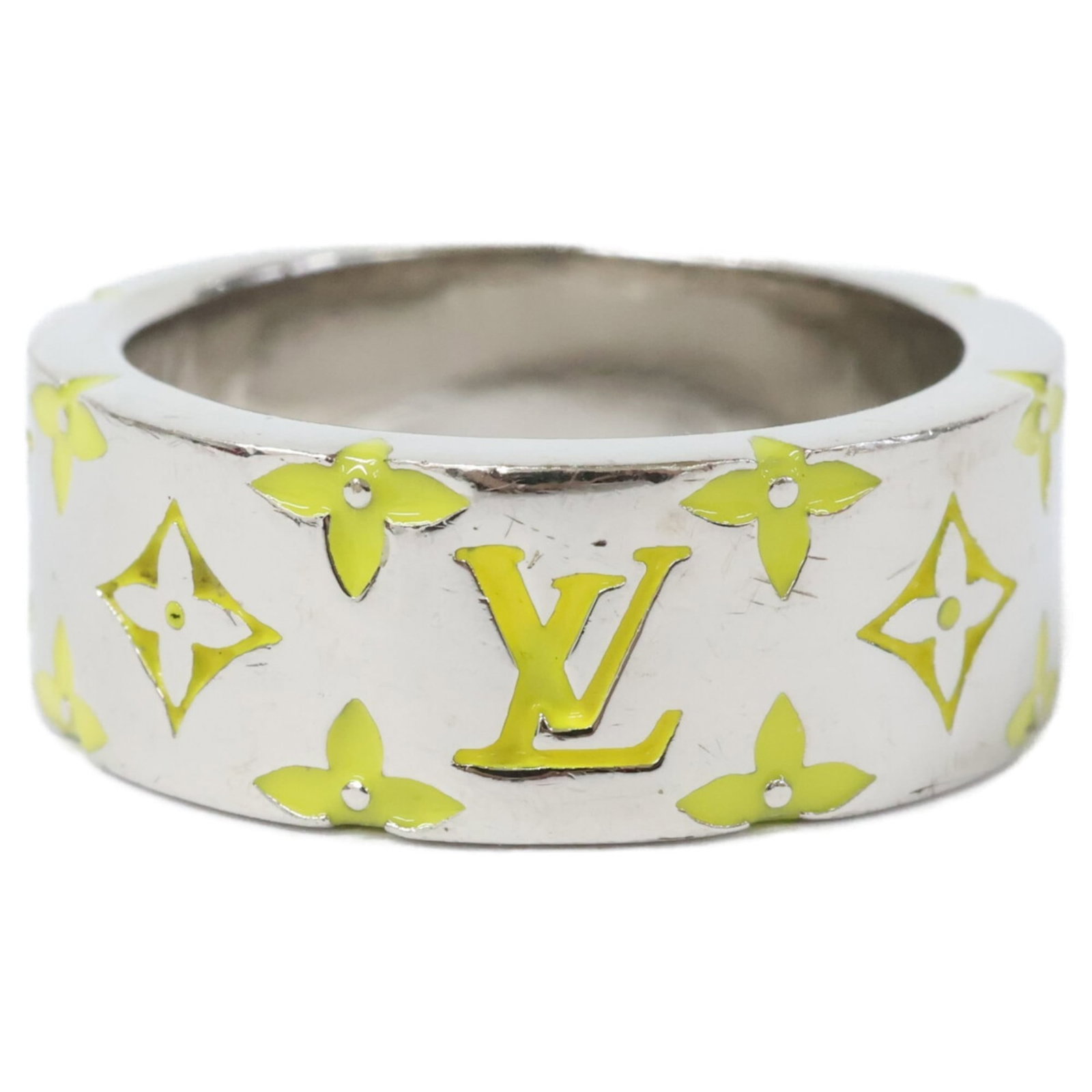 Louis Vuitton Band Ring in Metal: Louis Vuitton Band Ring in Metal A sleek and sophisticated accessory for the modern man, this Louis Vuitton band ring in metal is a stylish addition to any outfit. Made from high-quality silver and ye