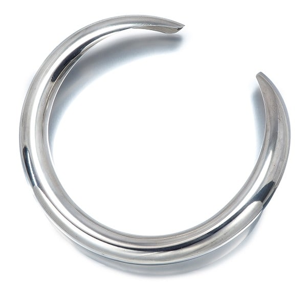 Hermes Choker Necklace in 925 Sterling Silver: Hermes Choker Necklace in 925 Sterling Silver Elevate your style with the timeless elegance of a Herm?s choker necklace, crafted from 925 sterling silver and showcasing the iconic French brand's signa