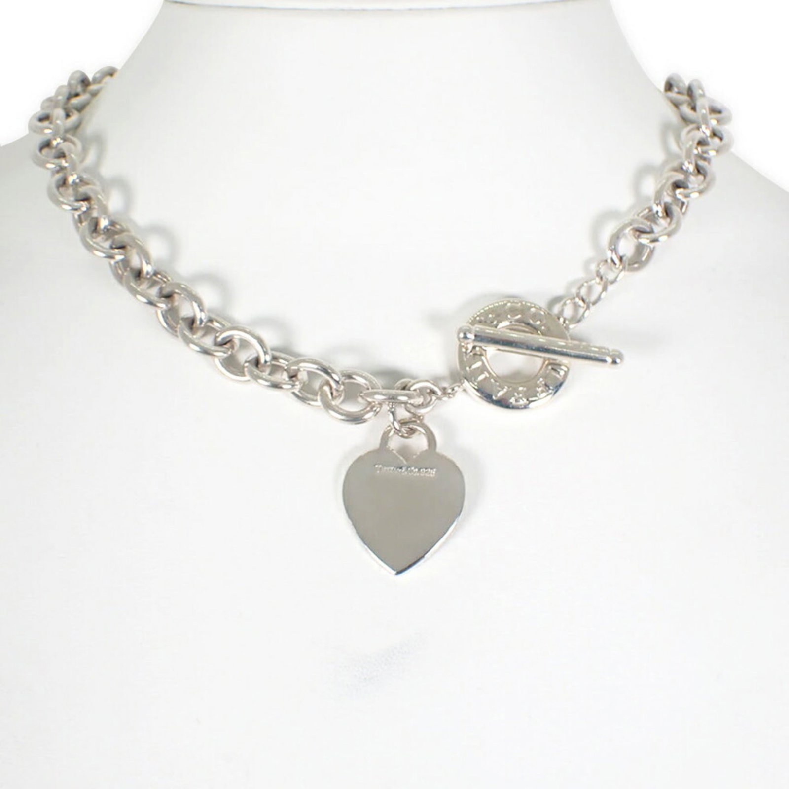 necklace TIFFANY 925 heart pendant: necklace TIFFANY 925 heart pendant A stunning sterling silver Tiffany necklace, adorned with a beautiful heart pendant, adds a touch of elegance to any outfit. With its classic design and 925 hallmark