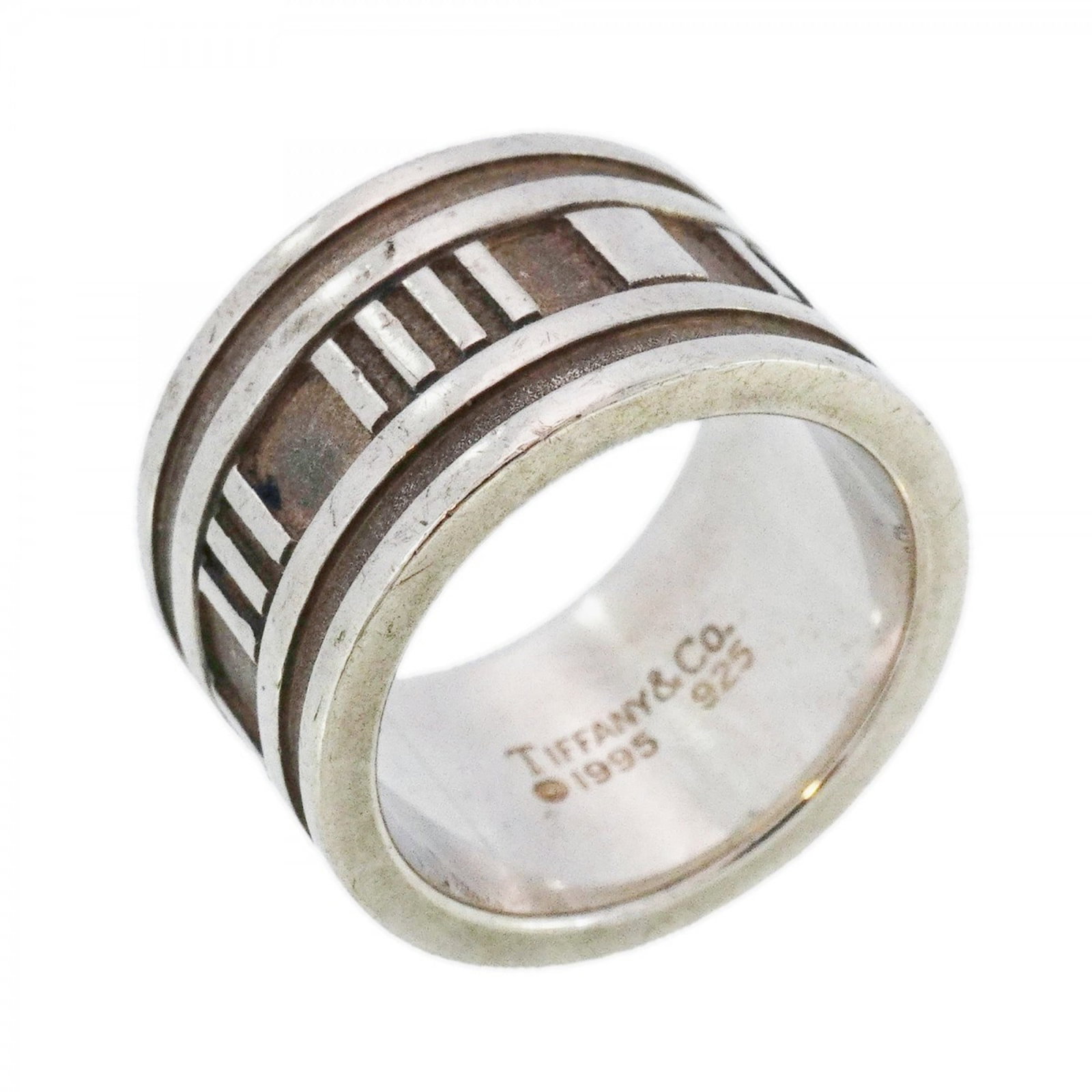 925 Tiffany Band Ring Silver: 925 Tiffany Band Ring Silver A stunning 925 Tiffany band ring in silver, perfect for adding a touch of elegance to any outfit. With its classic design and high-quality material, this ring is sure to m