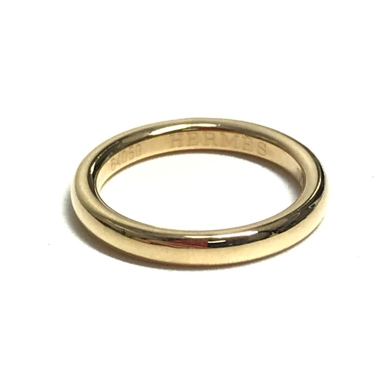 Hermes 18k Yellow Gold Band Ring: Hermes 18k Yellow Gold Band Ring Elevate your style with this stunning 18k yellow gold band ring from Hermes, crafted in the finest of materials to provide a luxurious touch to any outfit. With its sl