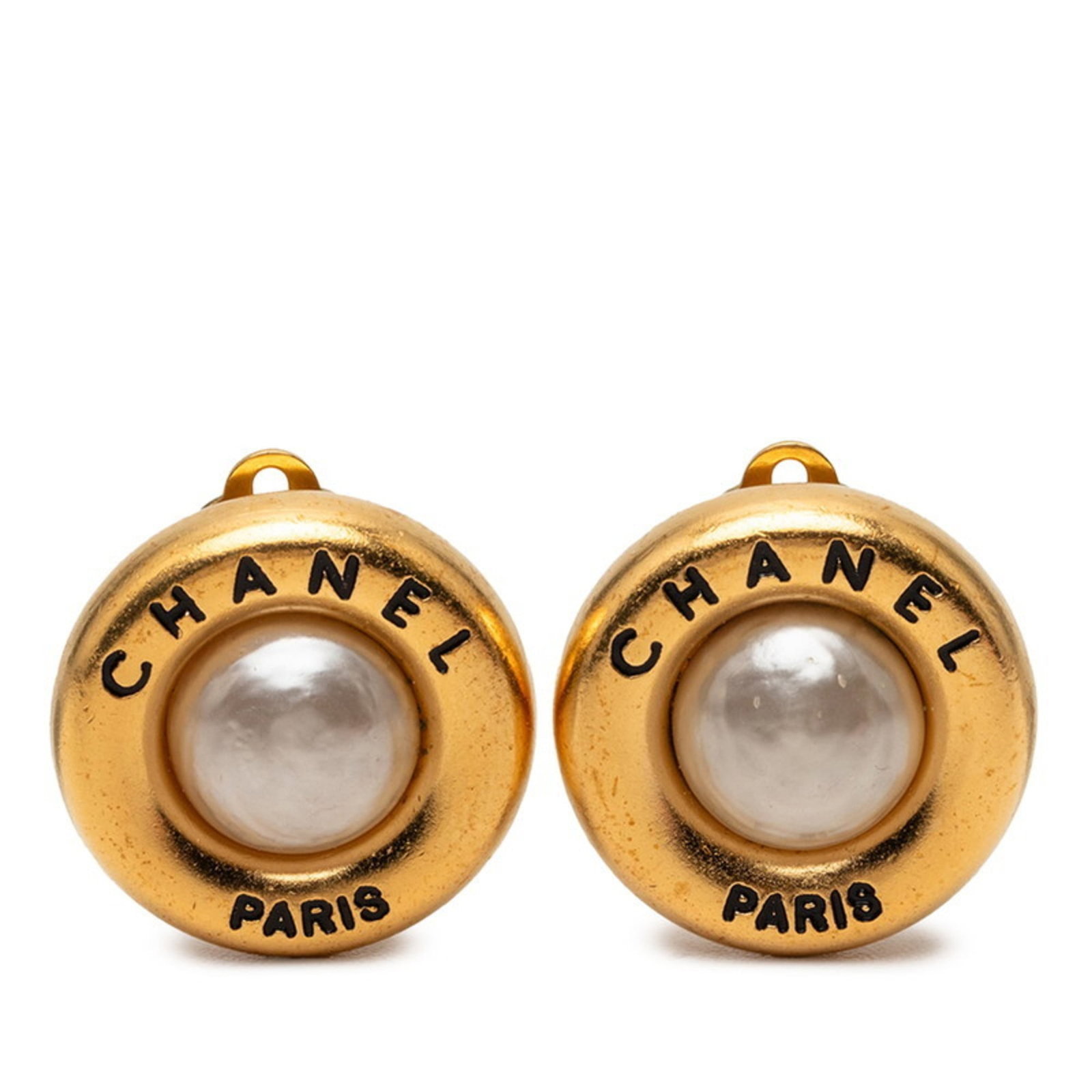 Earrings Chanel Clip: Earrings Chanel Clip Add a touch of timeless elegance to your outfit with these authentic Chanel clip earrings, crafted from 18k gold and boasting the iconic interlocking CC clasp. With their sleek de