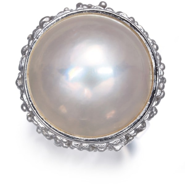 Silver Tasaki Ring Mabe Pearl 14.8Mm Us6.5: Silver Tasaki Ring Mabe Pearl 14.8Mm Us6.5 A stunning silver ring from Japan, adorned with a luminous Mabe pearl that shines brightly against the sleek metal band. The US6.5 size ensures a comfortable