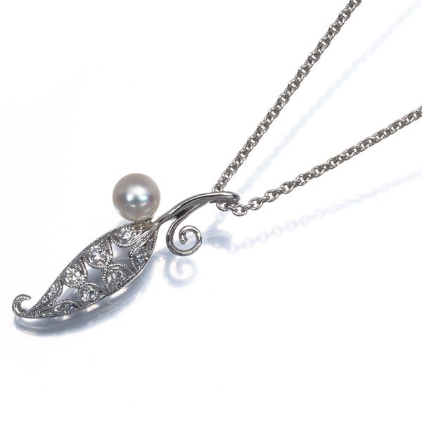 Gold Mikimoto Necklace Akoya Pearl 4.5Mm Diamond Leaf 18K 750 White: Gold Mikimoto Necklace Akoya Pearl 4.5Mm Diamond Leaf 18K 750 White Elegant sophistication is embodied in this stunning 18k white gold necklace, boasting a luminous Akoya pearl with a mesmerizing 4.5m