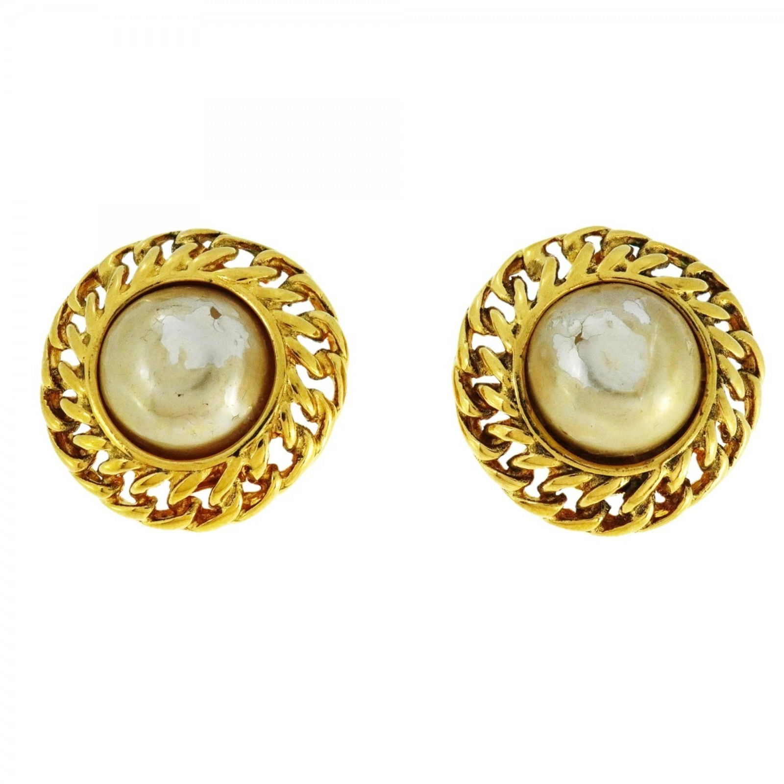 Chanel Clip Earrings in Gold Plating: Chanel Clip Earrings in Gold Plating Elevate your everyday look with these stunning Chanel clip earrings in gold plating, featuring the iconic brand's signature style and sophistication. With their sl