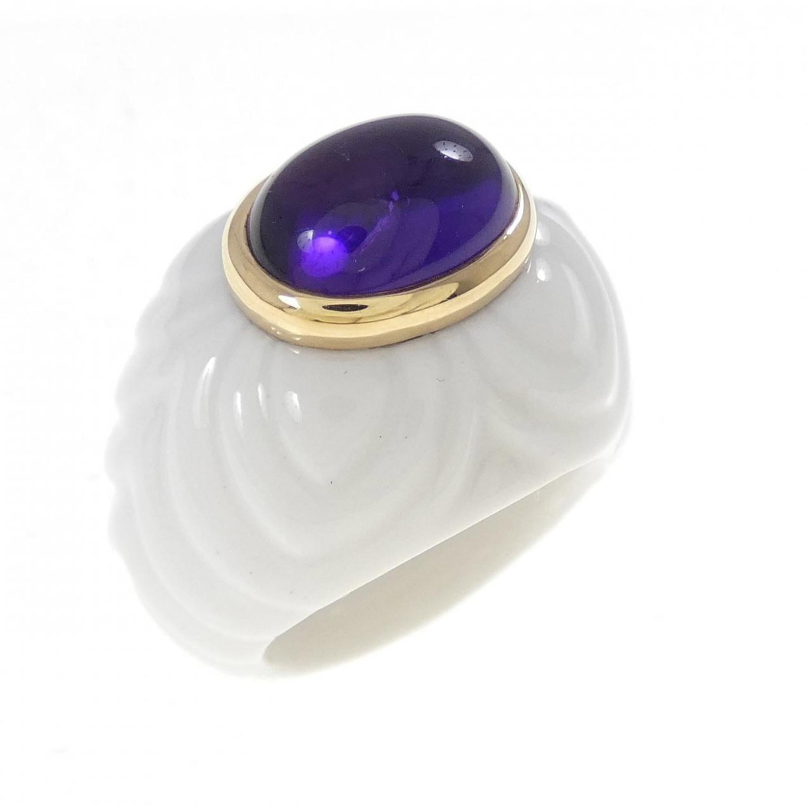 Bvlgari 18k Yellow Gold Band Ring: Bvlgari 18k Yellow Gold Band Ring Elevate your style with this stunning 18k yellow gold band ring from Bvlgari, boasting a beautiful amethyst stone that adds a touch of elegance to any outfit. With it