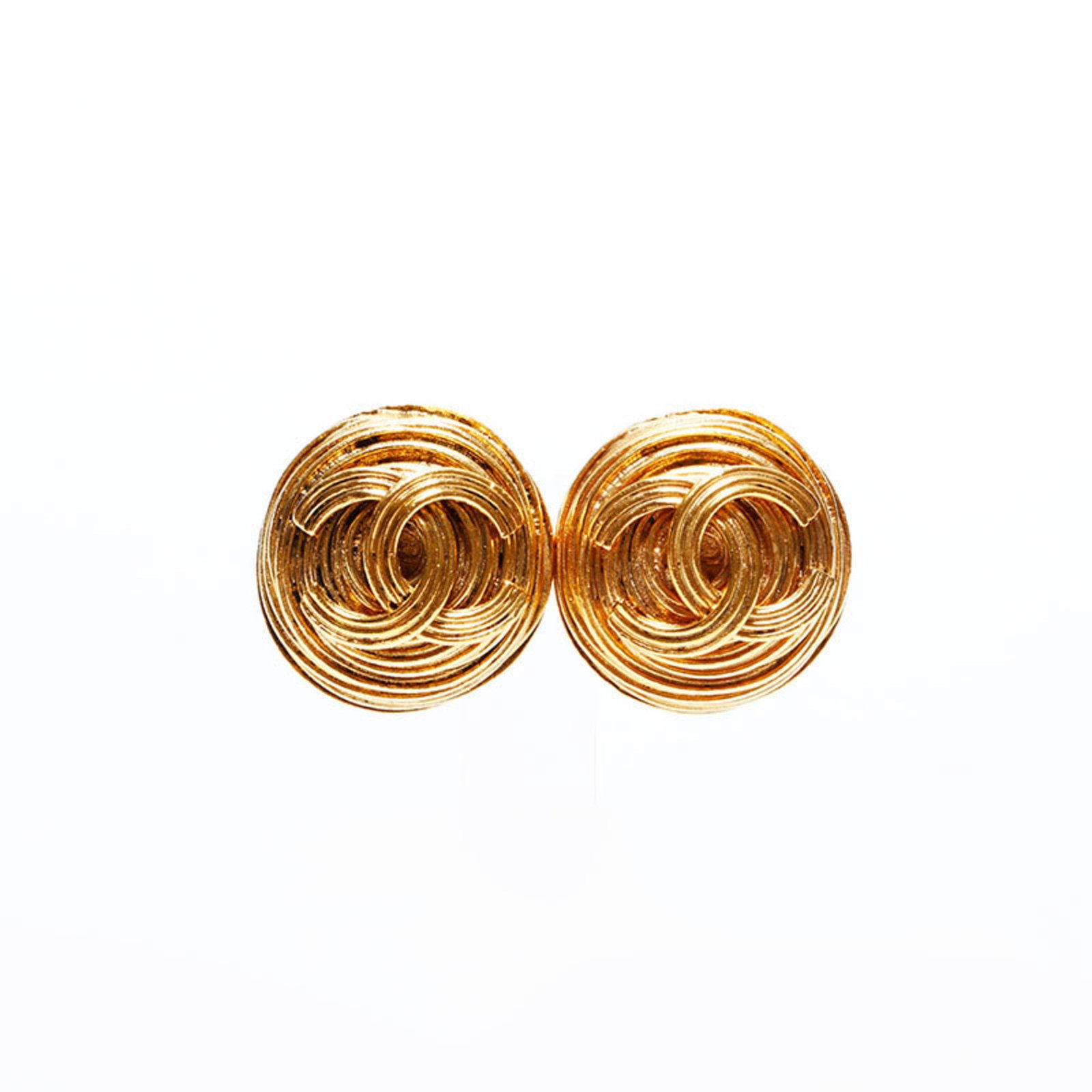 Earrings Chanel Clip: Earrings Chanel Clip Add a touch of timeless elegance to your outfit with these exquisite Chanel clip earrings, featuring the iconic interlocking CC logo in 24k gold. Made from high-quality materials,