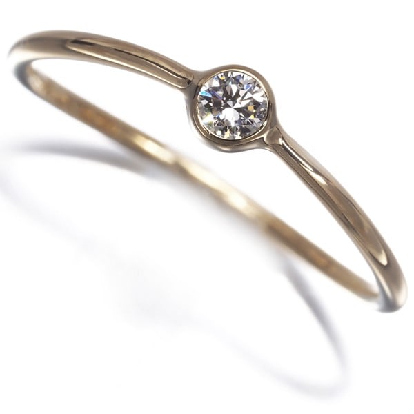Tiffany & Co. 18k Yellow Gold Diamond Single Row Ring (US5): Tiffany & Co. 18k Yellow Gold Diamond Single Row Ring (US5) A stunning Tiffany & Co. 18k yellow gold diamond single row ring, showcasing a natural diamond set in a sleek and sophisticated design. This