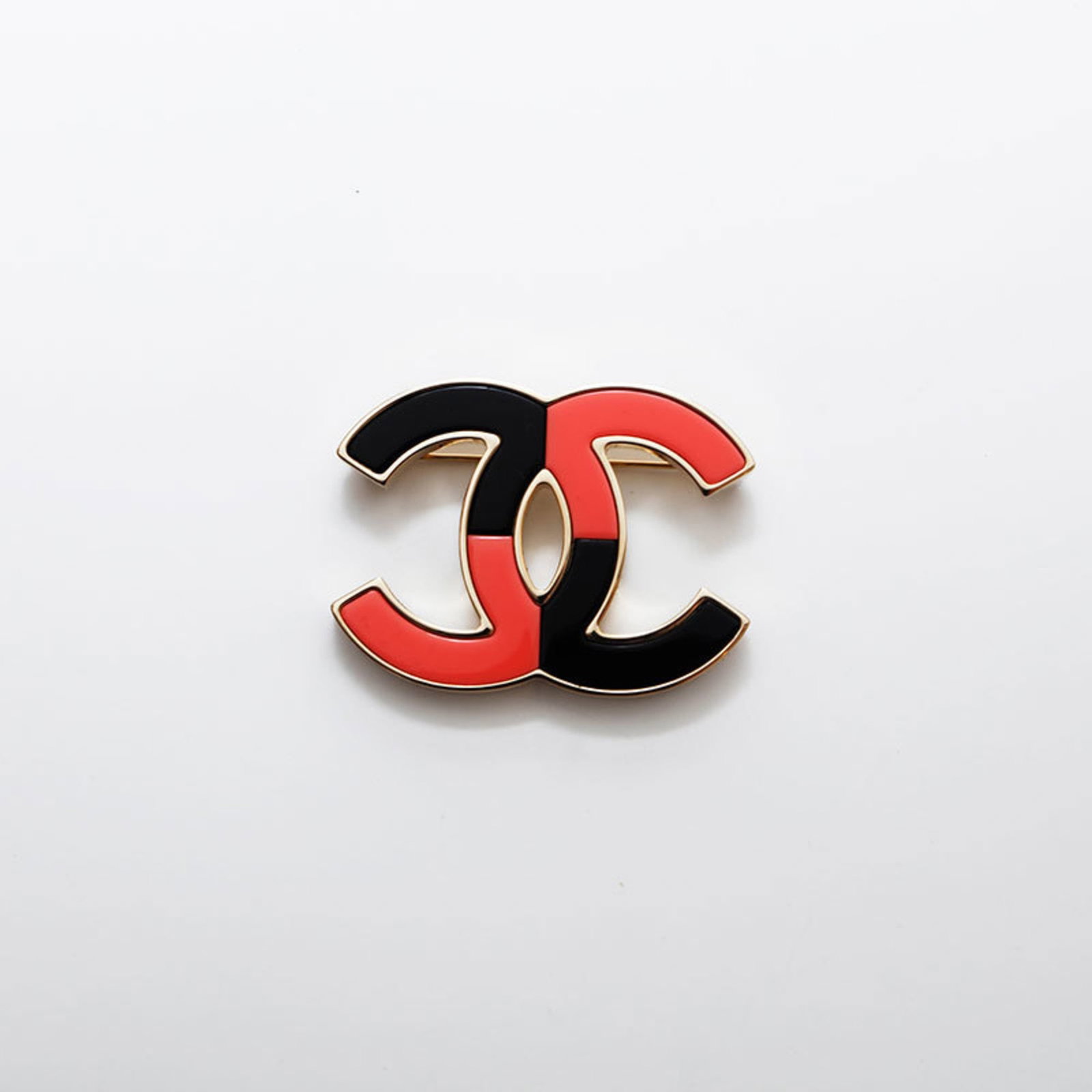 Brooch Chanel: Brooch Chanel A stunning gold Chanel brooch, exuding timeless elegance and sophistication, adds a touch of luxury to any outfit with its sleek design and premium quality. With only minor signs of wear
