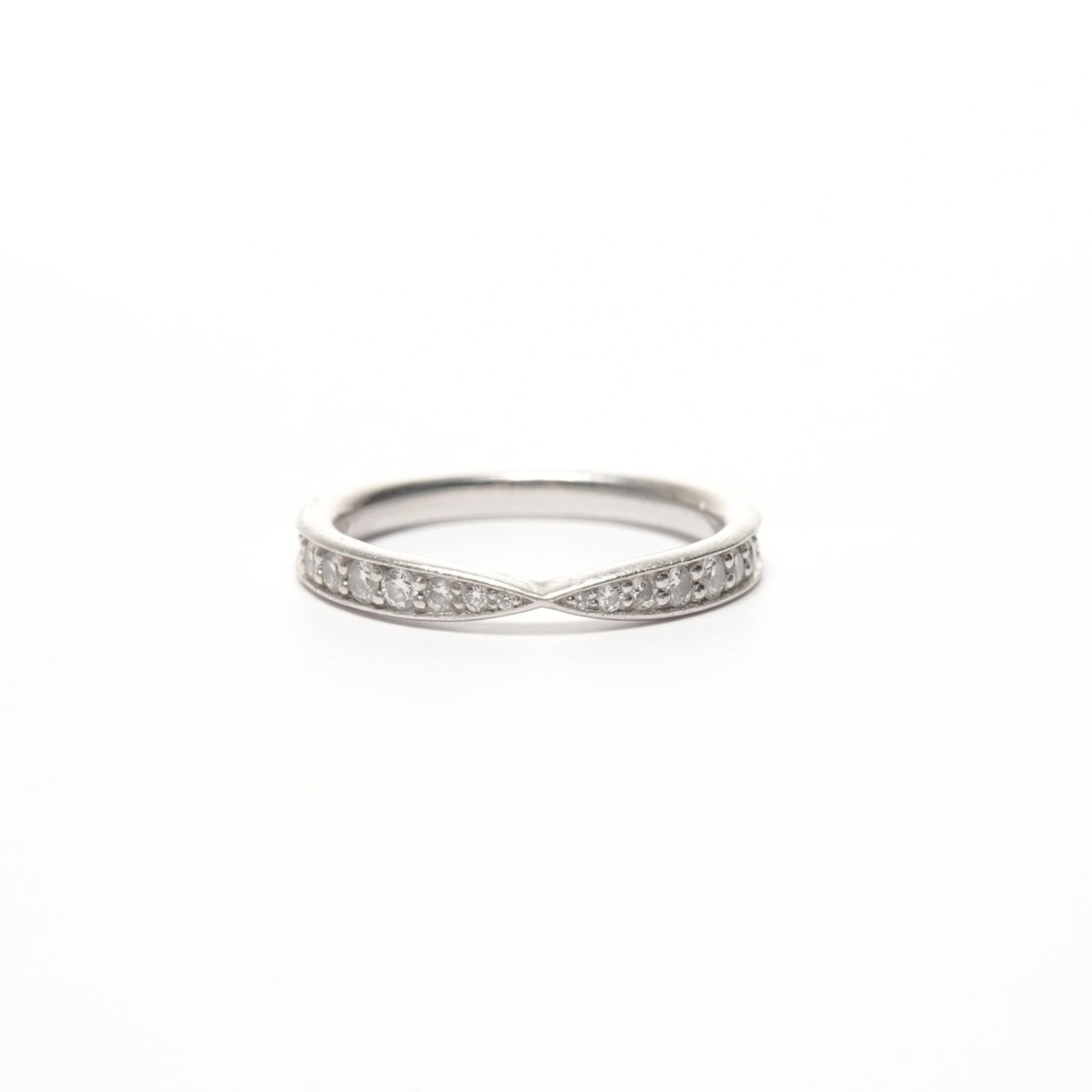 Ring Tiffany Band: Ring Tiffany Band A pre-owned Tiffany band ring in sterling silver, perfect for everyday wear. With its classic design and sleek lines, this 4.5 US size ring is a timeless choice that adds sophisticat
