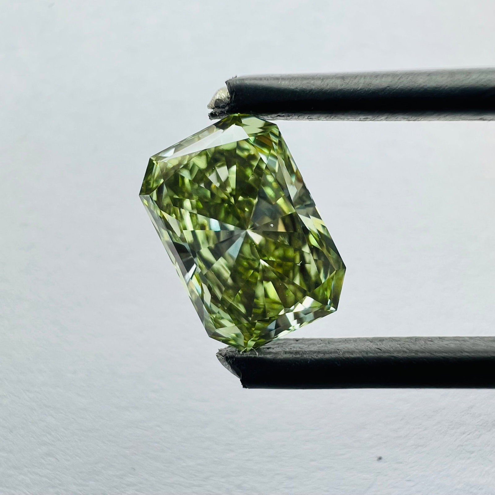 Loose 1.46ct VVS2 Green Radiant Diamond: Loose 1.46ct VVS2 Green Radiant Diamond A stunning, lab-grown green radiant diamond takes center stage, boasting exceptional clarity (VVS2) and polish (EX), with a vibrant green hue that shines bright