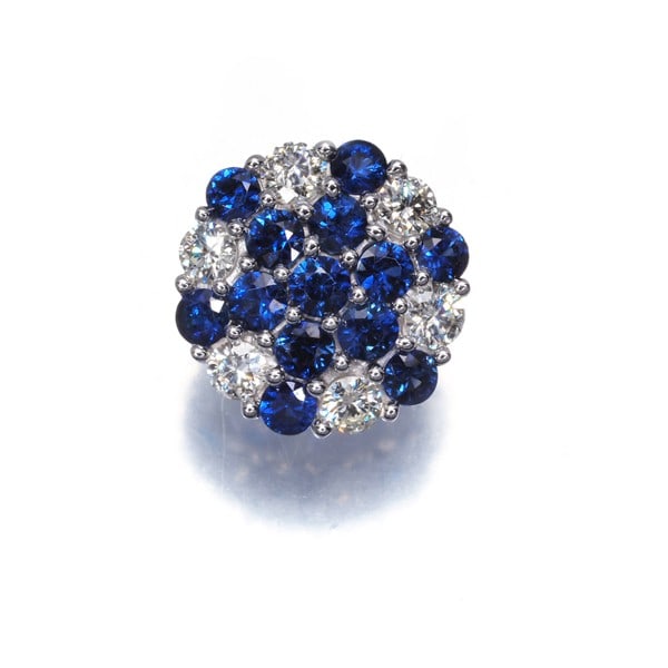 Gold Sapphire Diamond Circle Paved Pendant 18K 750 White: Gold Sapphire Diamond Circle Paved Pendant 18K 750 White Elevate your style with this stunning 18k white gold circle paved pendant, set with a vibrant natural sapphire and adorned with sparkling diamo