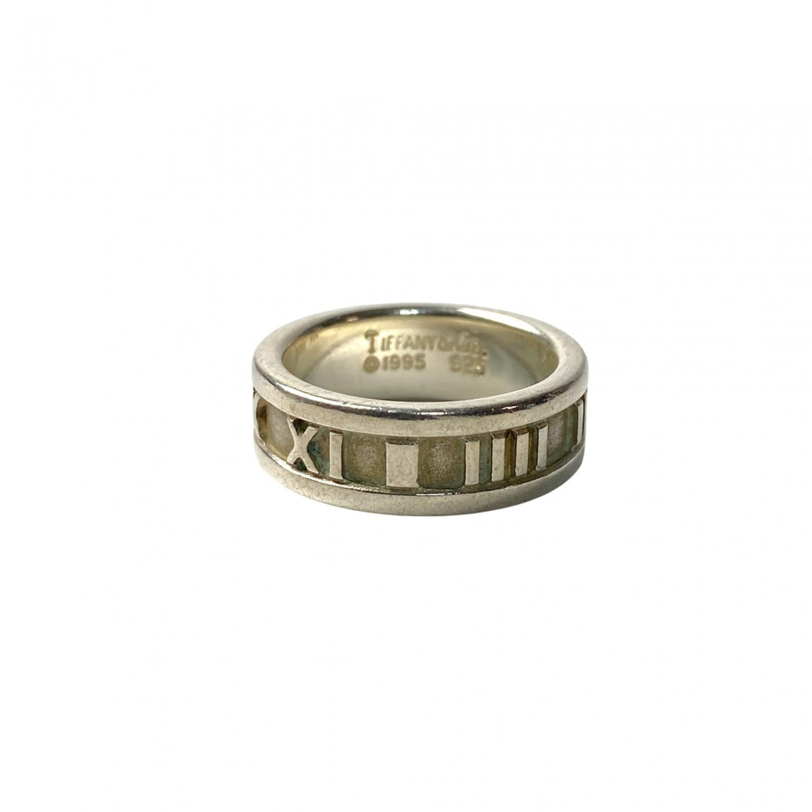 925 Tiffany Band Ring Silver: 925 Tiffany Band Ring Silver A timeless Tiffany band ring, this 925 silver piece is a beautiful and understated accessory for everyday wear. With its classic design and high-quality craftsmanship, it'