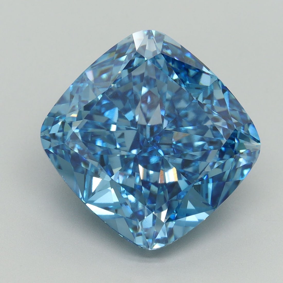 Loose Lab Diamond - IGI Cushion Modified 11.5ct Fancy Vivid Blue VVS2: Loose Lab Diamond - IGI Cushion Modified 11.5ct Fancy Vivid Blue VVS2 Experience the rare beauty of a Fancy Vivid Blue lab diamond, certified by the International Gemological Institute (IGI) as VVS2 i