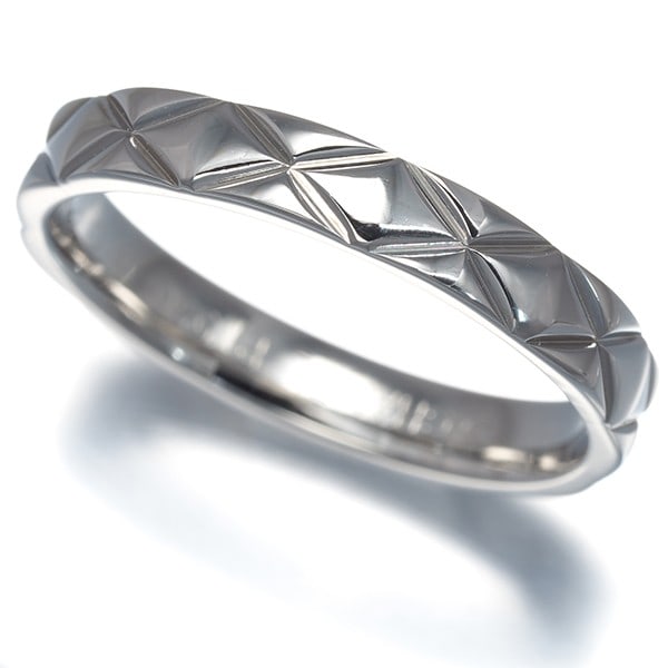 Platinum Chanel Ring Matelasse Medium Eu58 950: Platinum Chanel Ring Matelasse Medium Eu58 950 A stunning platinum Chanel ring, crafted with 950 purity metal and originating from the iconic French fashion house, boasts a unique matelasse design tha