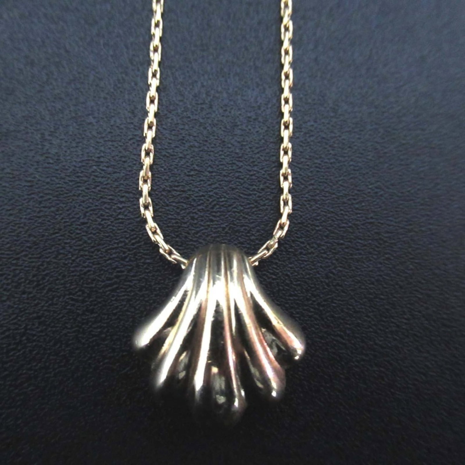 Vintage Christian Dior Shell Motif Necklace Pendant in Gold for Women.: Vintage Christian Dior Shell Motif Necklace Pendant in Gold for Women. Elegant and sophisticated, this vintage Christian Dior shell motif necklace pendant is a timeless treasure for any woman. Crafted