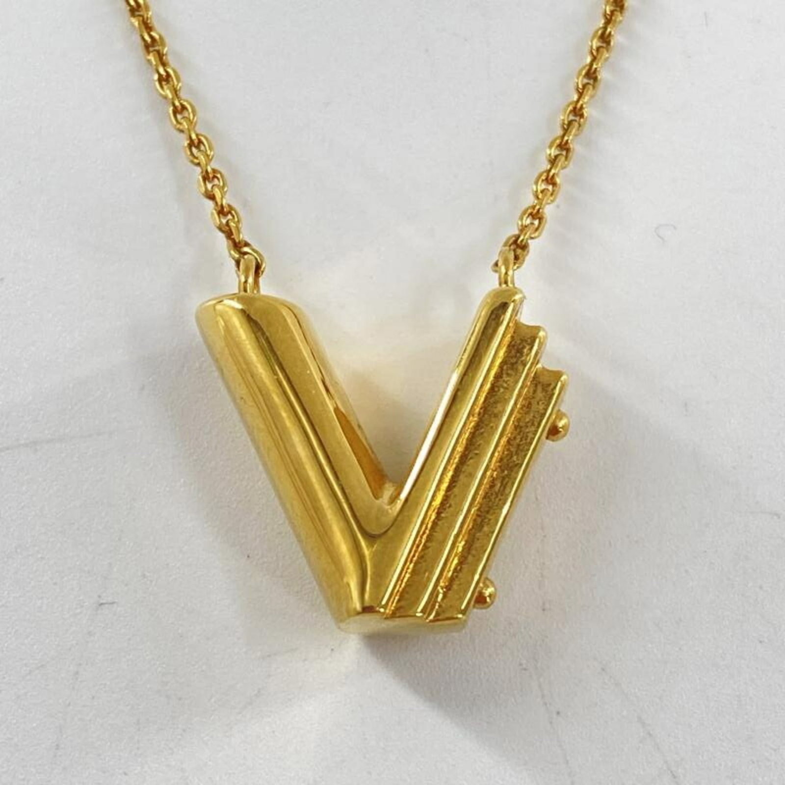 LOUIS VUITTON LV&ME V Necklace M61077 Gold Color GP: LOUIS VUITTON LV&ME V Necklace M61077 Gold Color GP Elevate your style with the iconic Louis Vuitton LV&ME V Necklace, boasting 24k gold plating and a sleek design that exudes luxury. The adjustable c