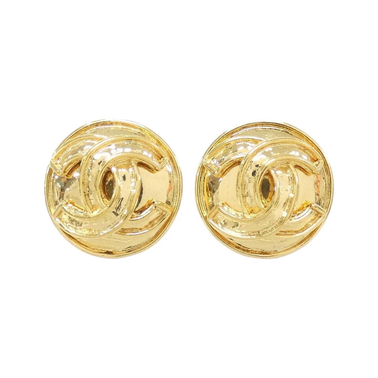 Earrings Chanel Clip: Earrings Chanel Clip Elevate your everyday style with the iconic Chanel Clip earrings, crafted in 18k gold for a luxurious touch. With their sleek design and versatile size, these clip-on earrings are