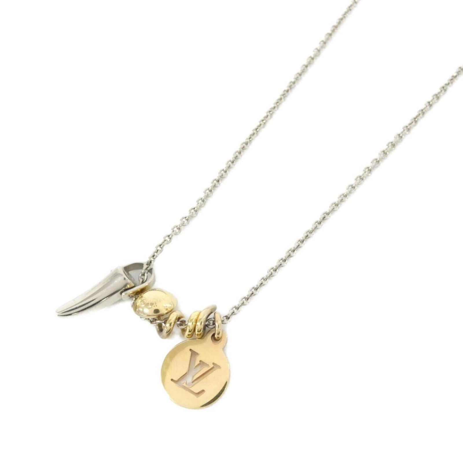 Louis Vuitton M68106 Safari Charm Necklace: Louis Vuitton M68106 Safari Charm Necklace Add a touch of timeless elegance to your wardrobe with the iconic Louis Vuitton M68106 Safari Charm Necklace, featuring a sleek 22mm x 15mm pendant in gold o