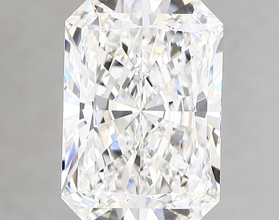 IGI Radiant 3.18ct E VVS1 Loose Lab Diamond: IGI Radiant 3.18ct E VVS1 Loose Lab Diamond Experience the brilliance of nature, crafted in a lab with precision and care. This stunning IGI Radiant cut diamond boasts exceptional clarity (VVS1) and c