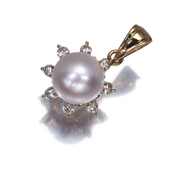 Tasaki Pendant with 7.2mm Akoya Pearl, 0.15ct Diamond & 18k Yellow Gold: Tasaki Pendant with 7.2mm Akoya Pearl, 0.15ct Diamond & 18k Yellow Gold Elegant and understated, this 18k yellow gold pendant showcases a stunning Akoya pearl surrounded by a delicate diamond accent,