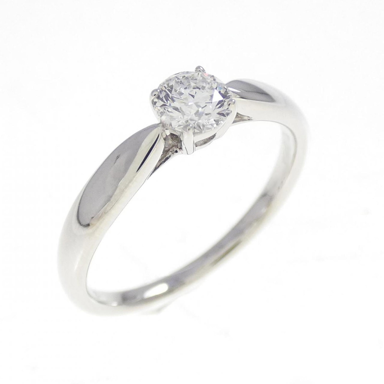 950 Tiffany Band Ring Platinum: 950 Tiffany Band Ring Platinum A stunning 950 Tiffany Band Ring Platinum, adorned with a beautiful diamond stone, adds a touch of elegance to any outfit. In excellent condition despite being worn, thi