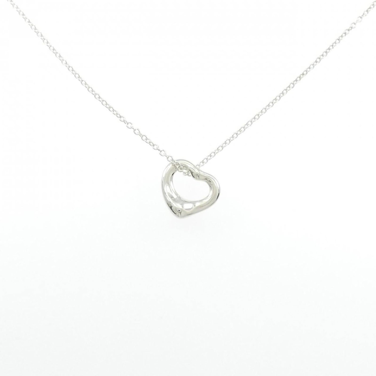 Necklace Tiffany Open Heart: Necklace Tiffany Open Heart A stunning Tiffany Open Heart necklace, crafted from high-quality 925 silver, shines with elegance and sophistication. Its classic design and sleek silhouette make it a tim