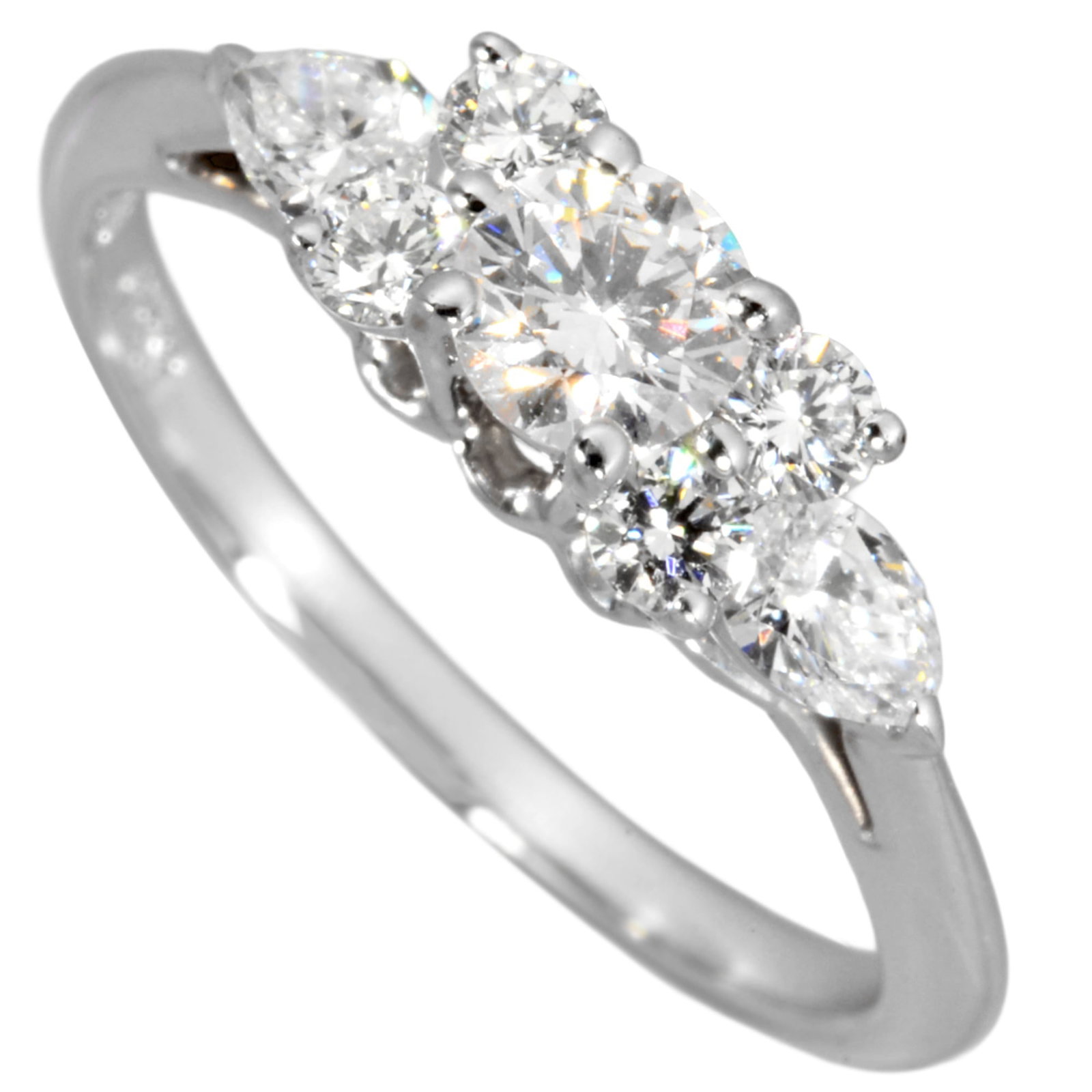 Ring Tiffany Band: Ring Tiffany Band A stunning platinum band ring from Tiffany, adorned with a beautiful diamond stone, adds a touch of luxury to any outfit. With its sleek design and high-quality materials, this ring