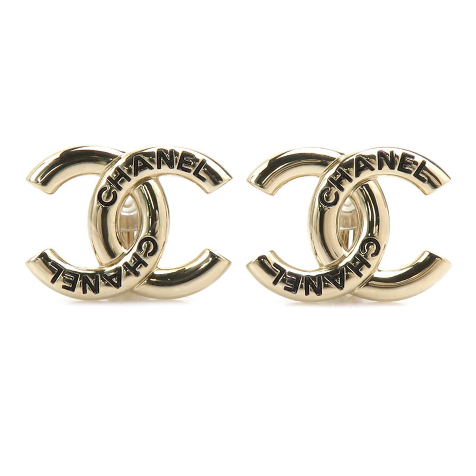 Chanel stud earrings in metal: Chanel stud earrings in metal Elevate your everyday style with these exquisite Chanel stud earrings in gold metal. With their sleek, understated design and luxurious finish, they add a touch of sophis
