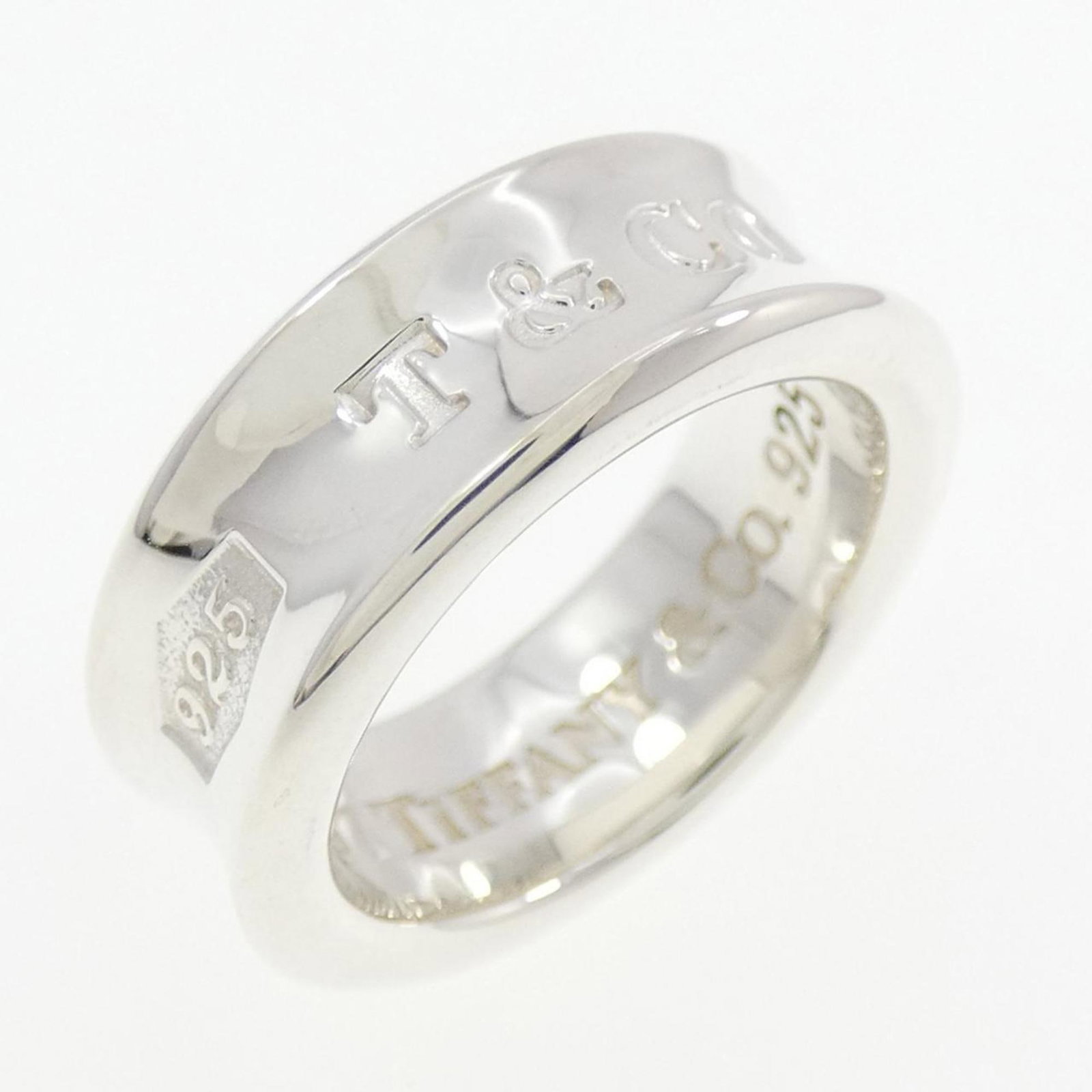 925 Tiffany Band Ring Silver: 925 Tiffany Band Ring Silver A beautiful 925 Tiffany band ring in sterling silver, perfect for everyday wear. With its sleek design and comfortable 6.8mm width, this ring is ideal for women who want a